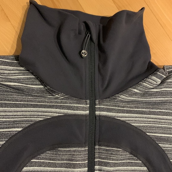 Lululemon In Stride Jacket Striped Grey & White - size 10 - Picture 3 of 17